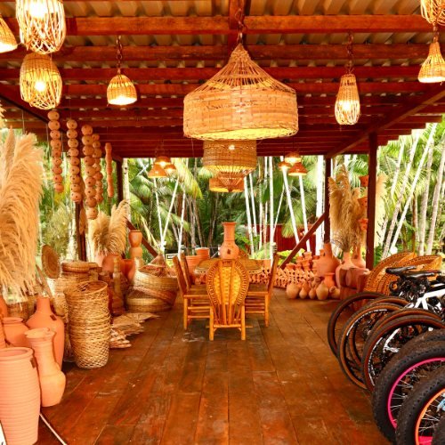 Loja de artesanato amazônico com luminárias e cestarias