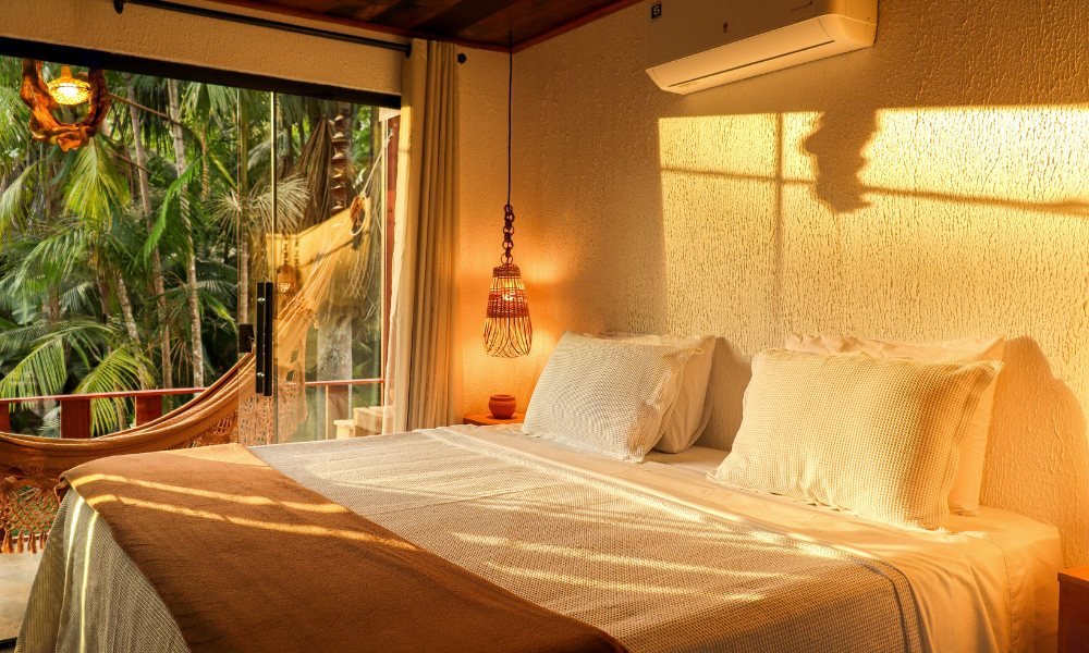 Quarto da pousada com rede e vista para a floresta